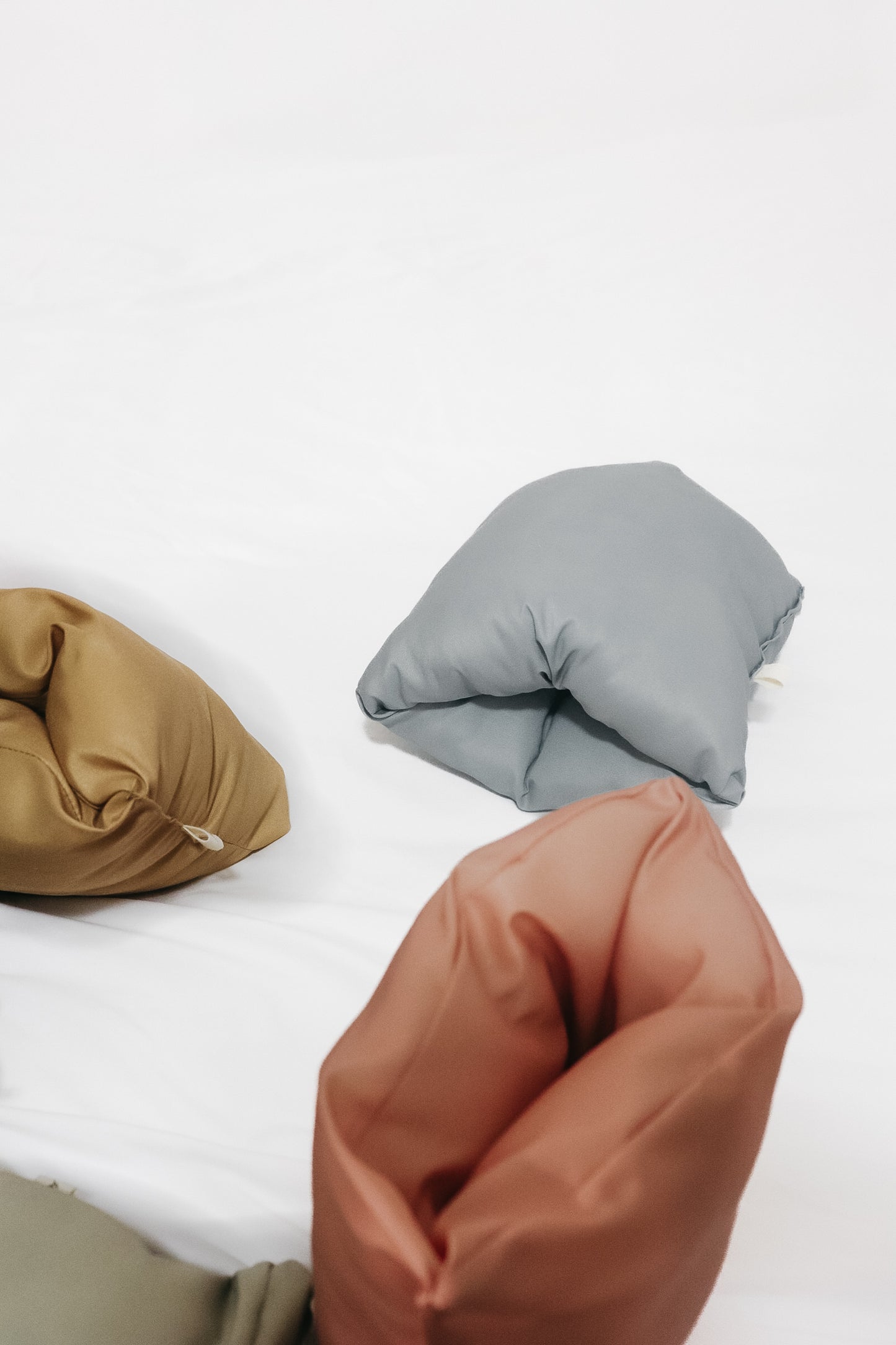 Clay Wipeable Cradle Arm Pillow