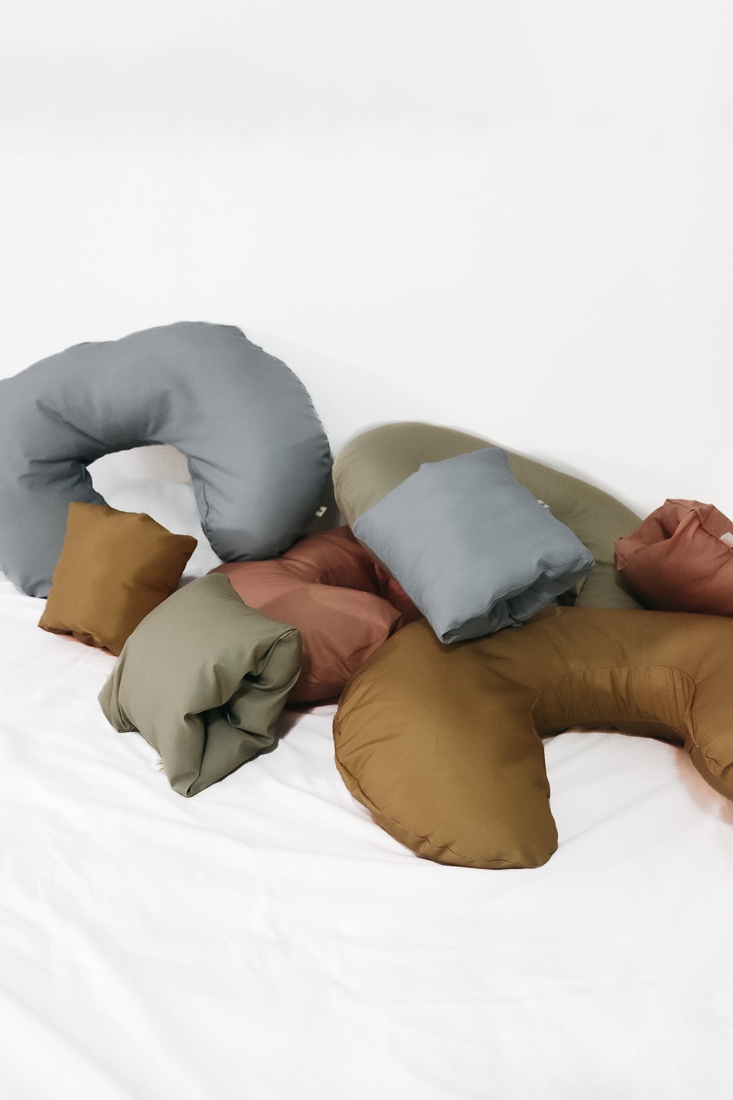 Ribbon Wipeable Cradle Arm Pillow